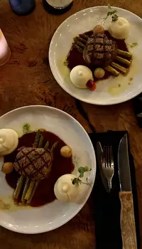 Dessert plates served at Que Pasa restaurant in Aruba, presented on a dining table.